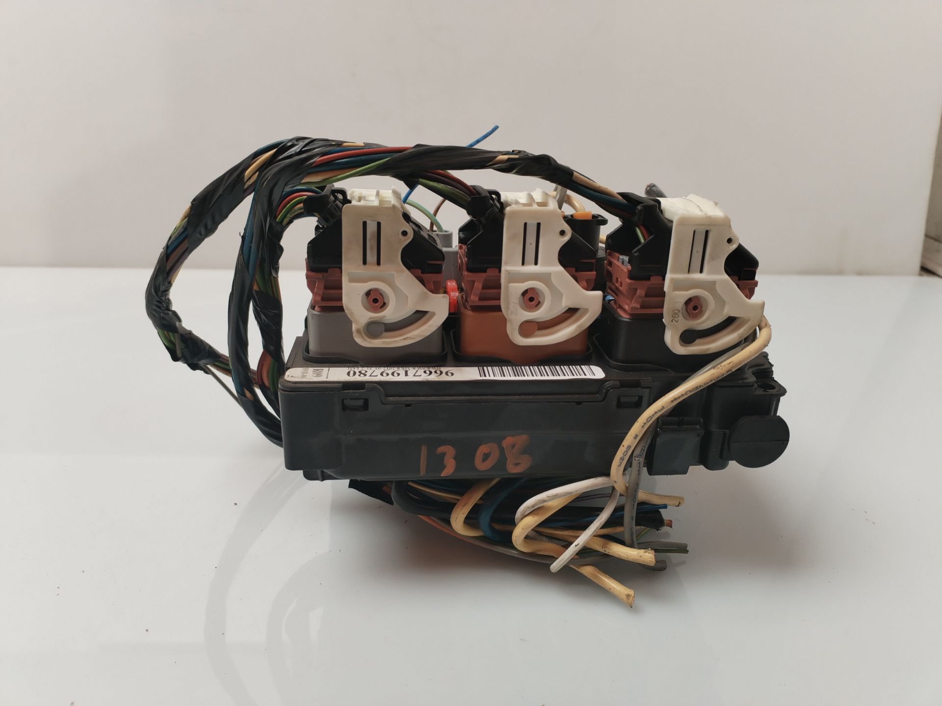 CAJA RELES / FUSIBLES 135383