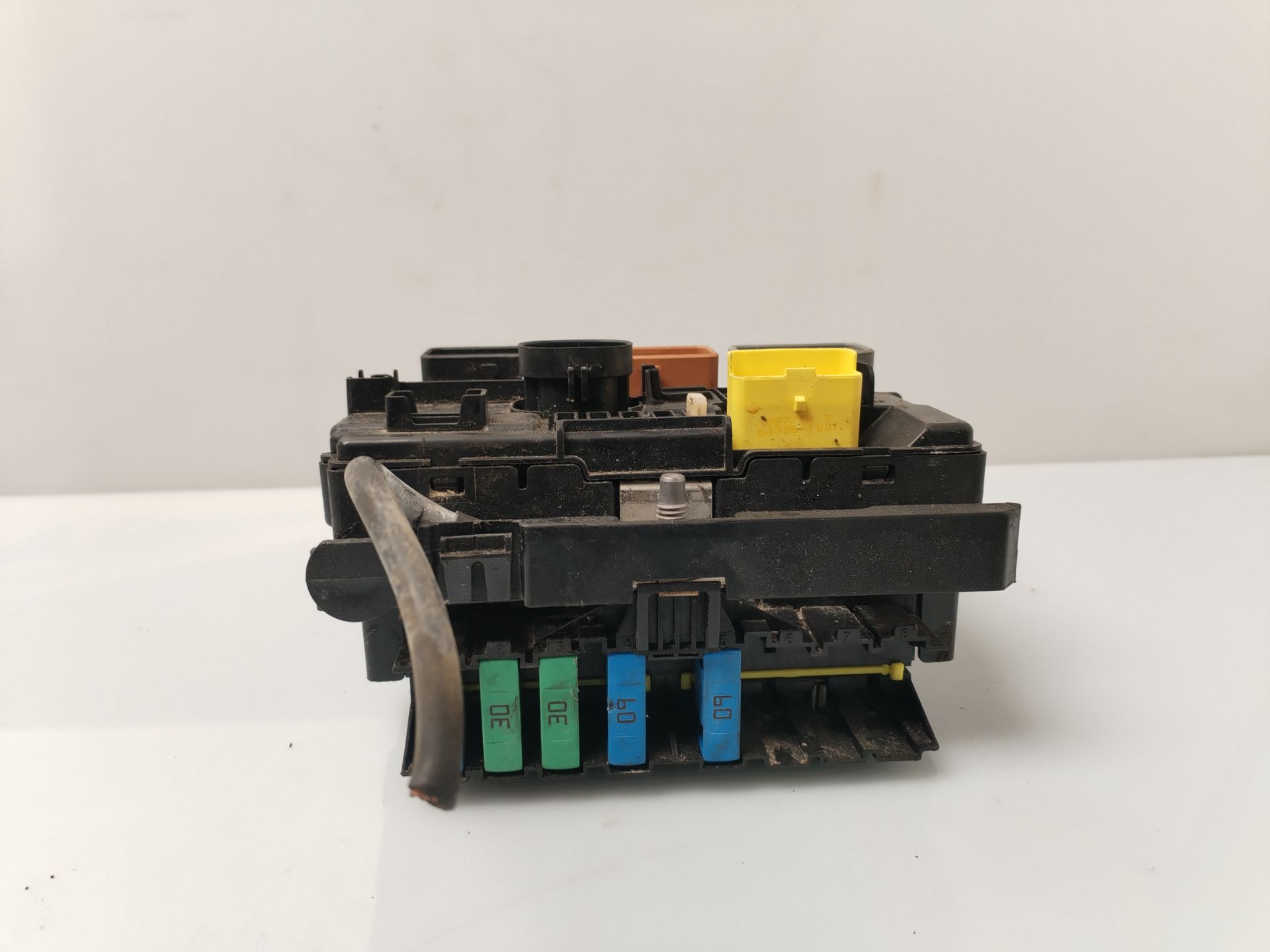 CAJA RELES / FUSIBLES 135702