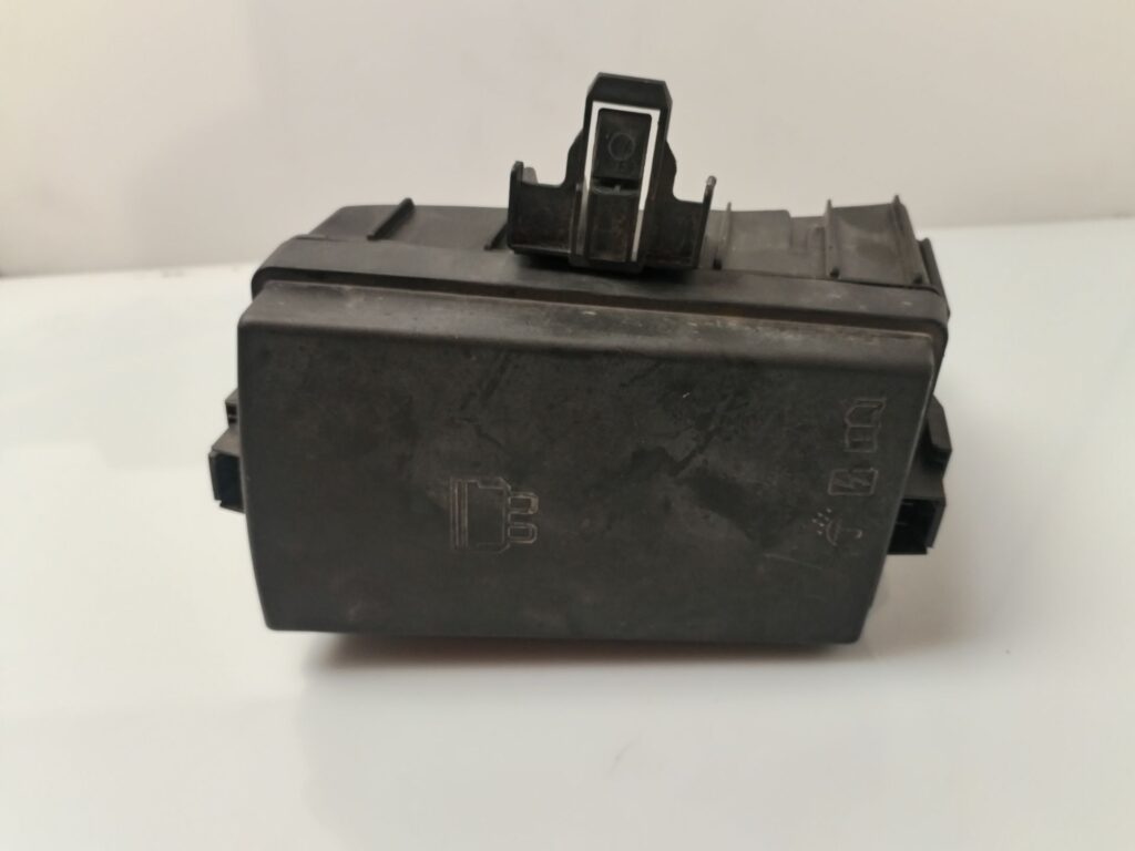 CAJA RELES / FUSIBLES 135568