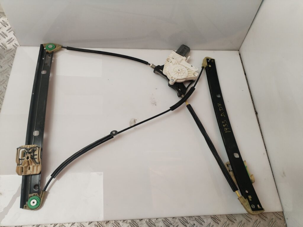 ELEVALUNAS DELANTERO DERECHO 134714