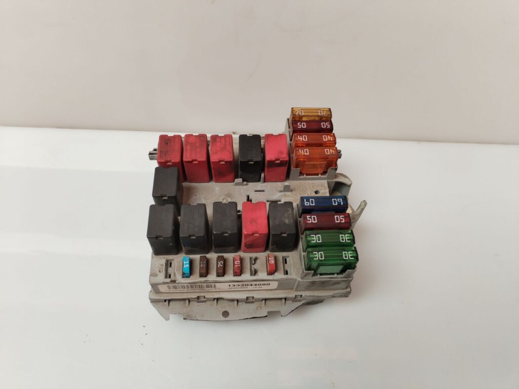 CAJA RELES / FUSIBLES 135398