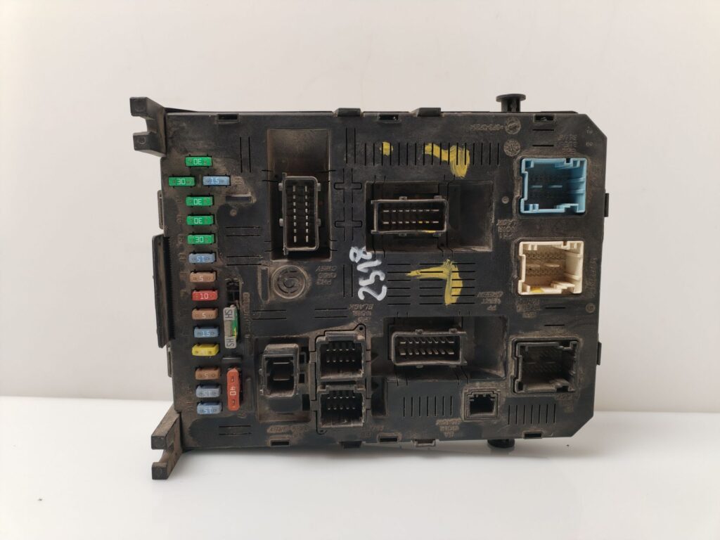 CAJA RELES / FUSIBLES 135254