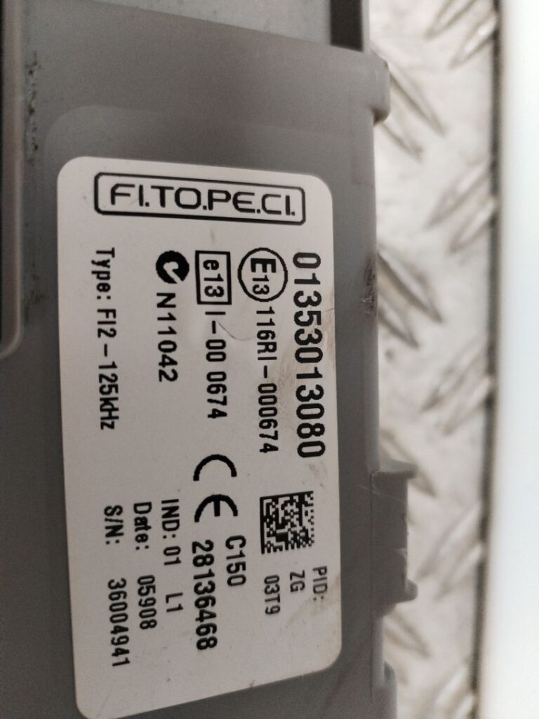 CAJA RELES / FUSIBLES 135273