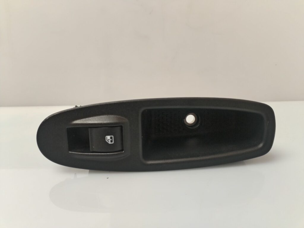 MANDO ELEVALUNAS TRASERO DERECHO 135573