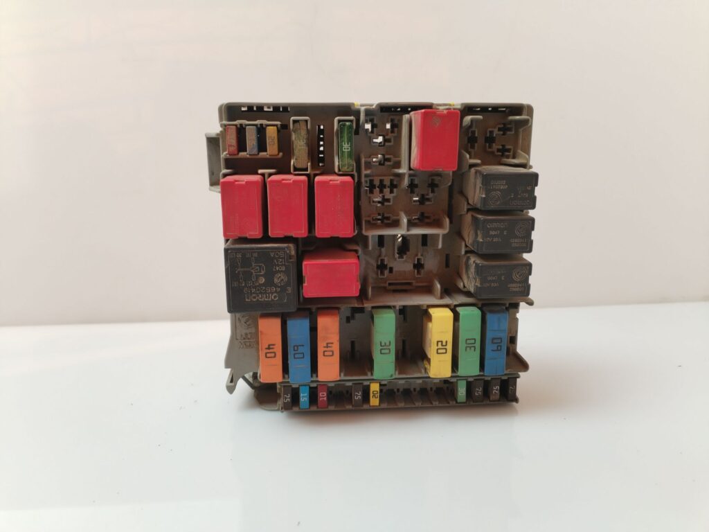 CAJA RELES / FUSIBLES 135274