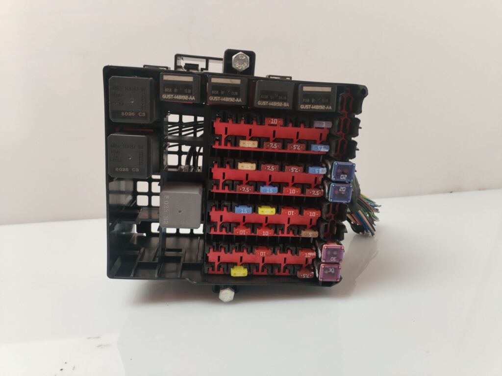 CAJA RELES / FUSIBLES 135267