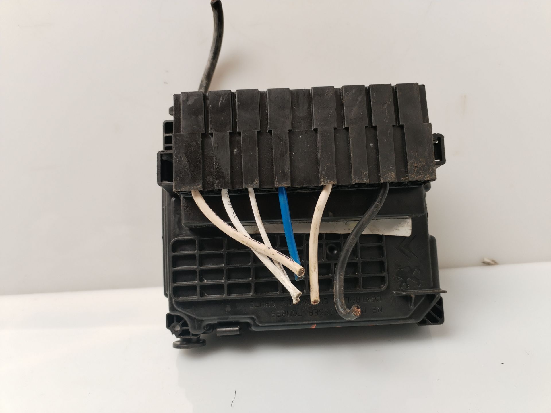 CAJA RELES / FUSIBLES 135702