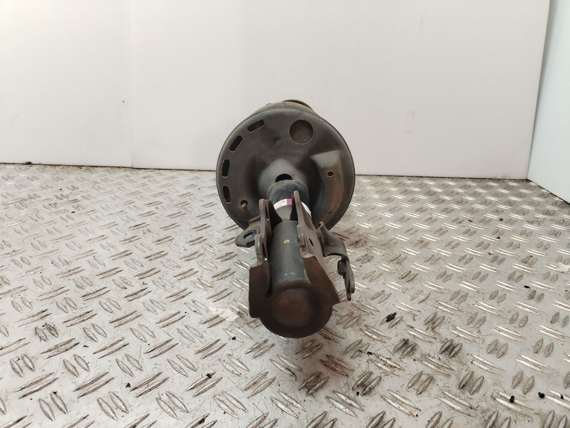 AMORTIGUADOR DELANTERO IZQUIERDO 135622