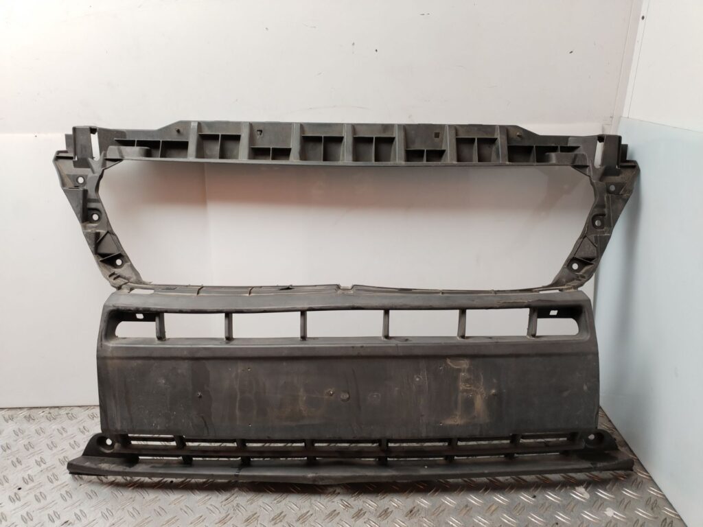 REJILLA PARAGOLPES DELANTERO 135606