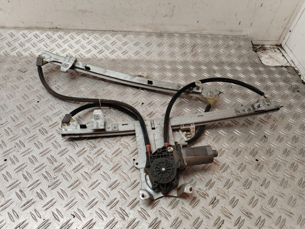 ELEVALUNAS DELANTERO DERECHO 132178