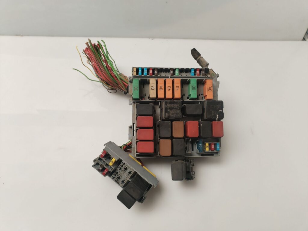 CAJA RELES / FUSIBLES 135161