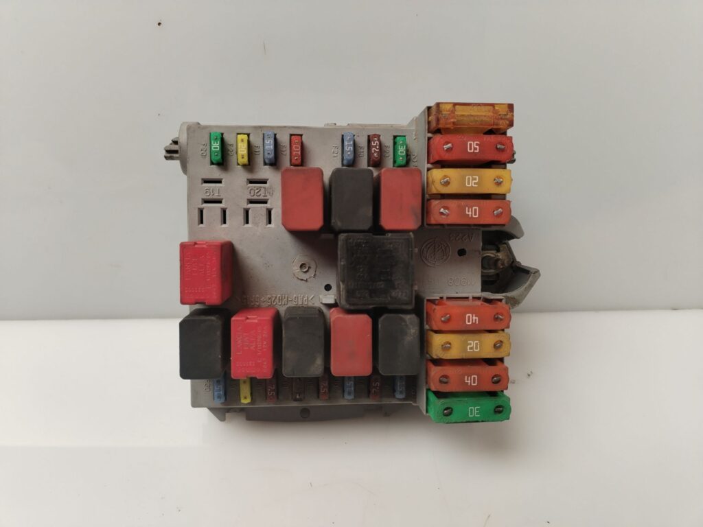 CAJA RELES / FUSIBLES 135118