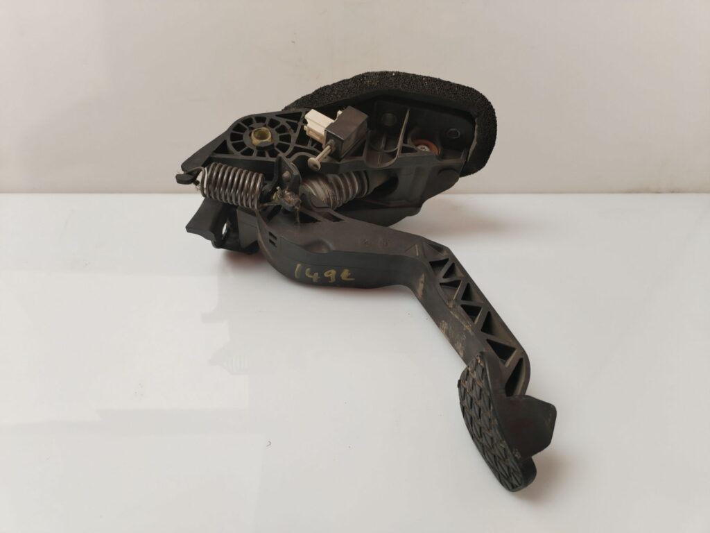 PEDAL EMBRAGUE 135356