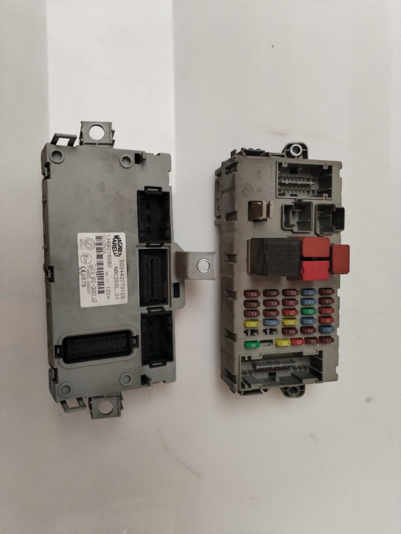 CAJA RELES / FUSIBLES 135095