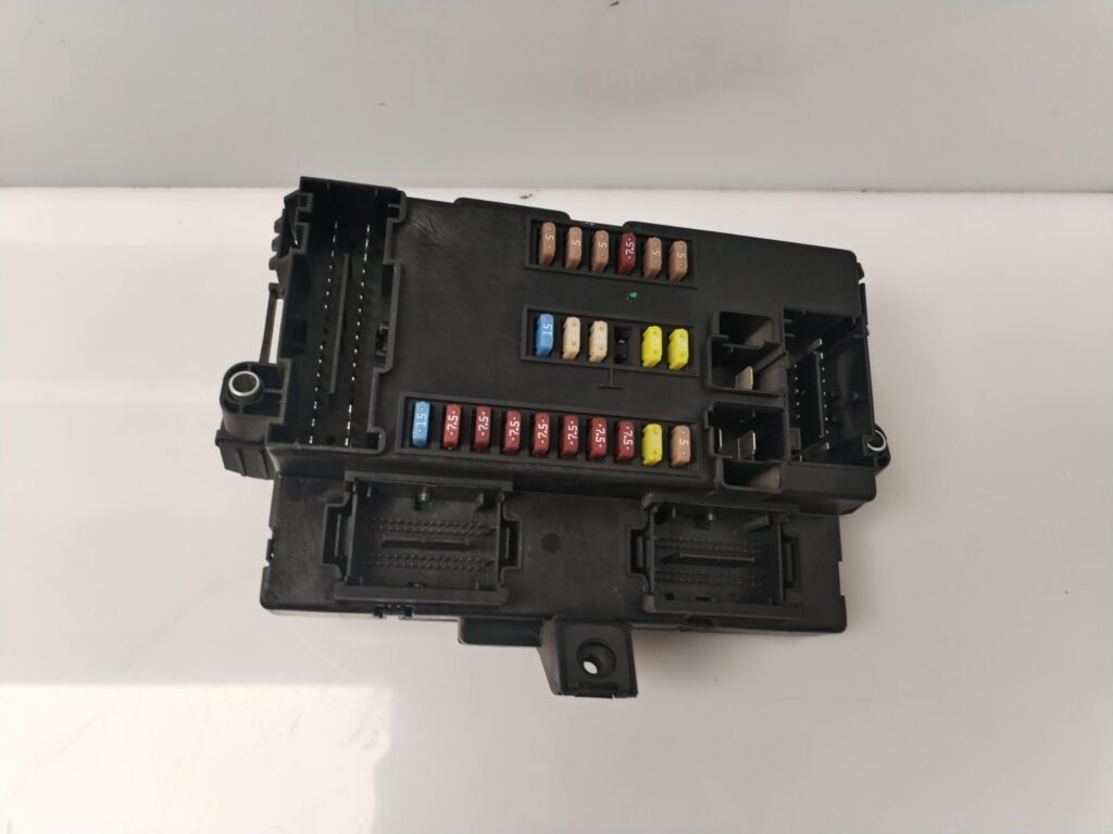 CAJA RELES / FUSIBLES 135157