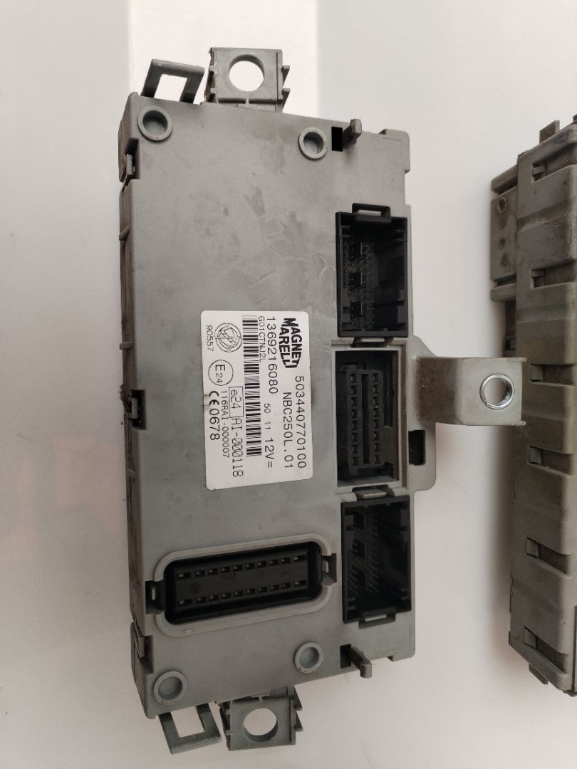 CAJA RELES / FUSIBLES 135095