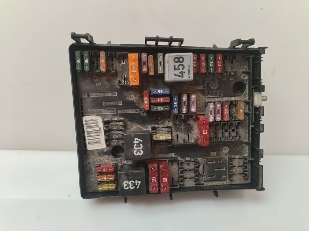 CAJA RELES / FUSIBLES 135637