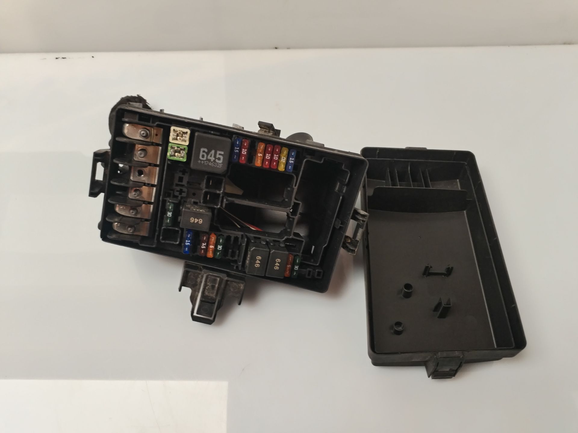 CAJA RELES / FUSIBLES 135568