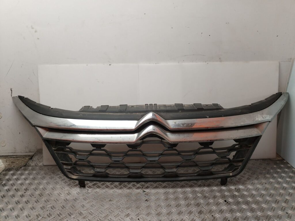 REJILLA DELANTERA 135740