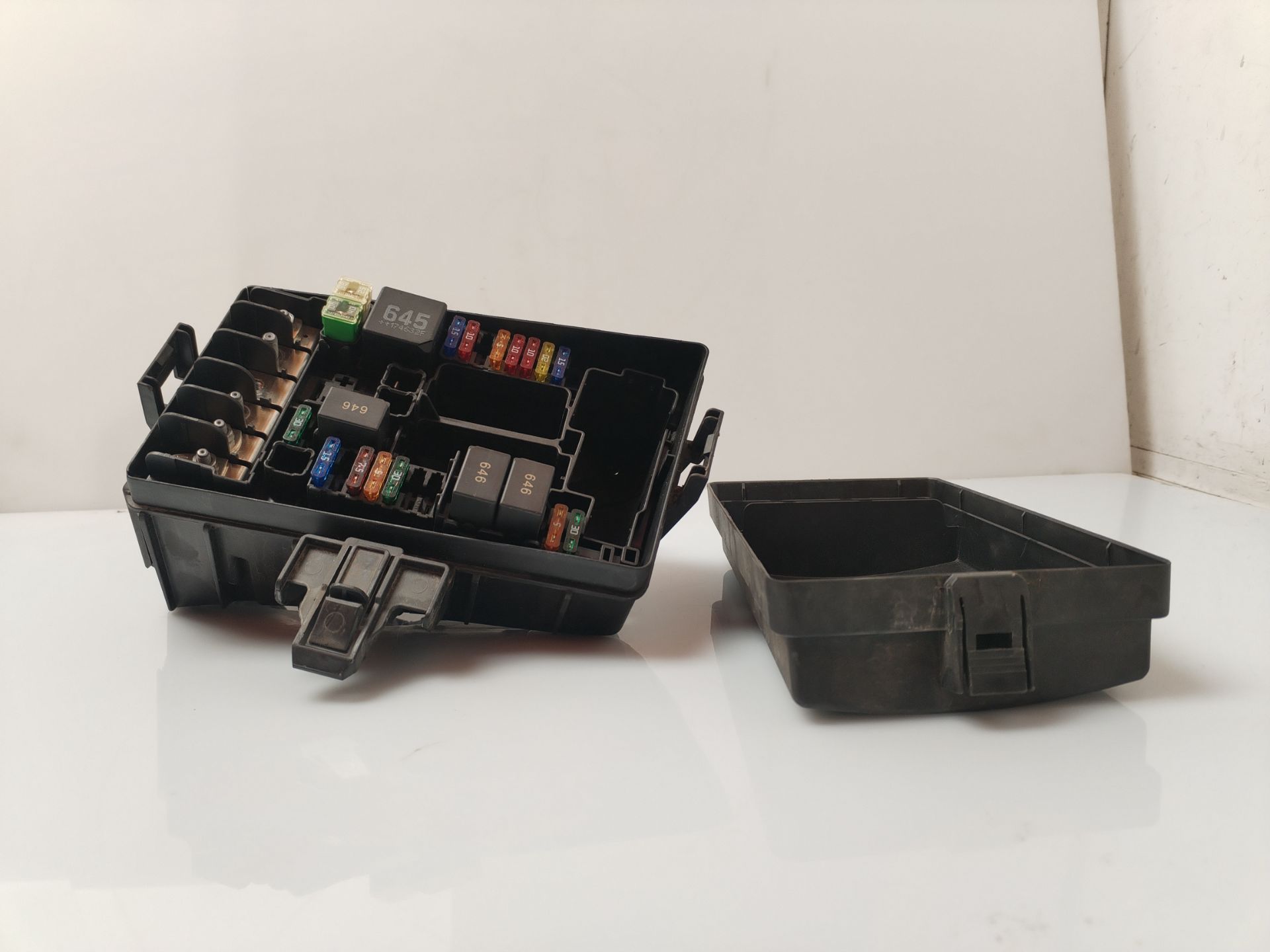 CAJA RELES / FUSIBLES 135568