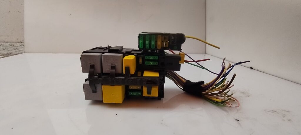 CAJA RELES / FUSIBLES 135981