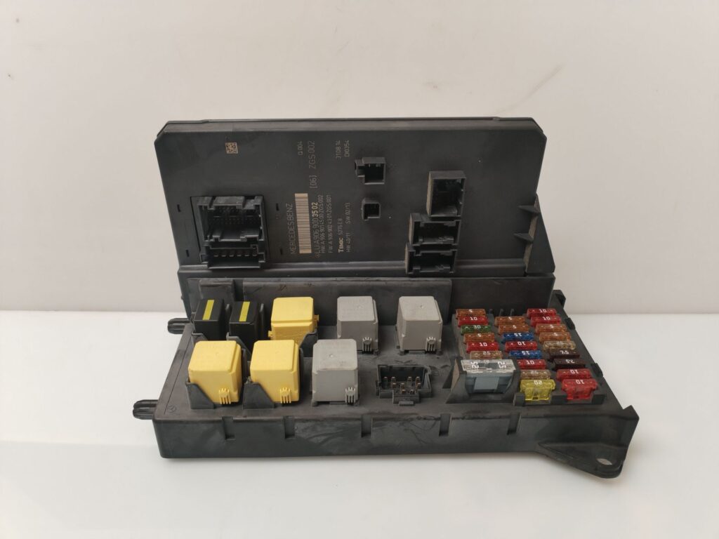 CAJA RELES / FUSIBLES 136264