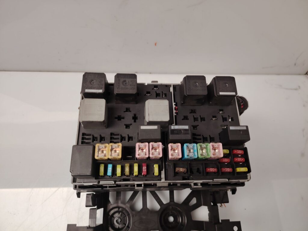 CAJA RELES / FUSIBLES 136571