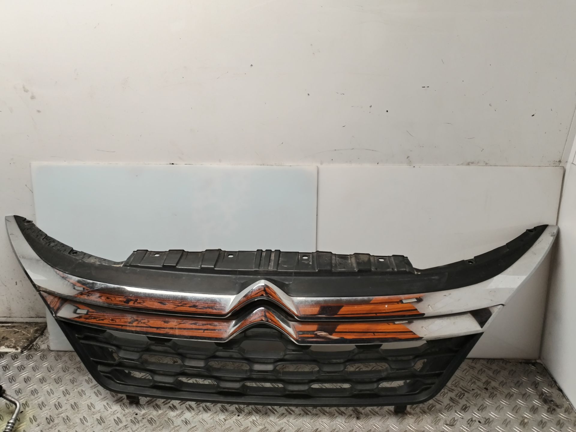 REJILLA DELANTERA 136216