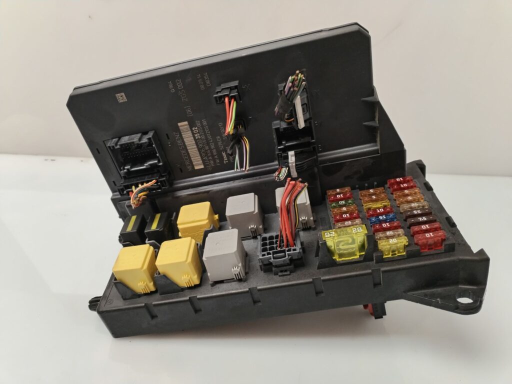 CAJA RELES / FUSIBLES 136025