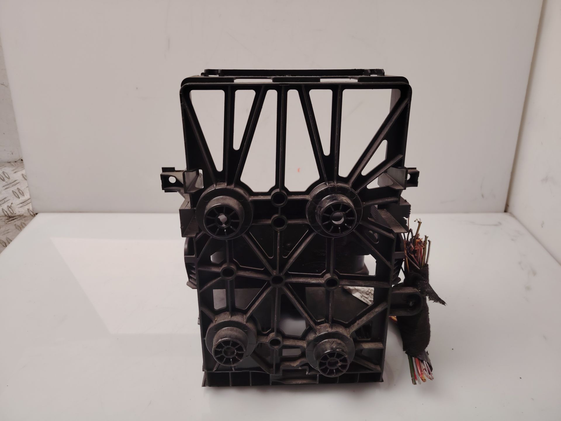 CAJA RELES / FUSIBLES 136571