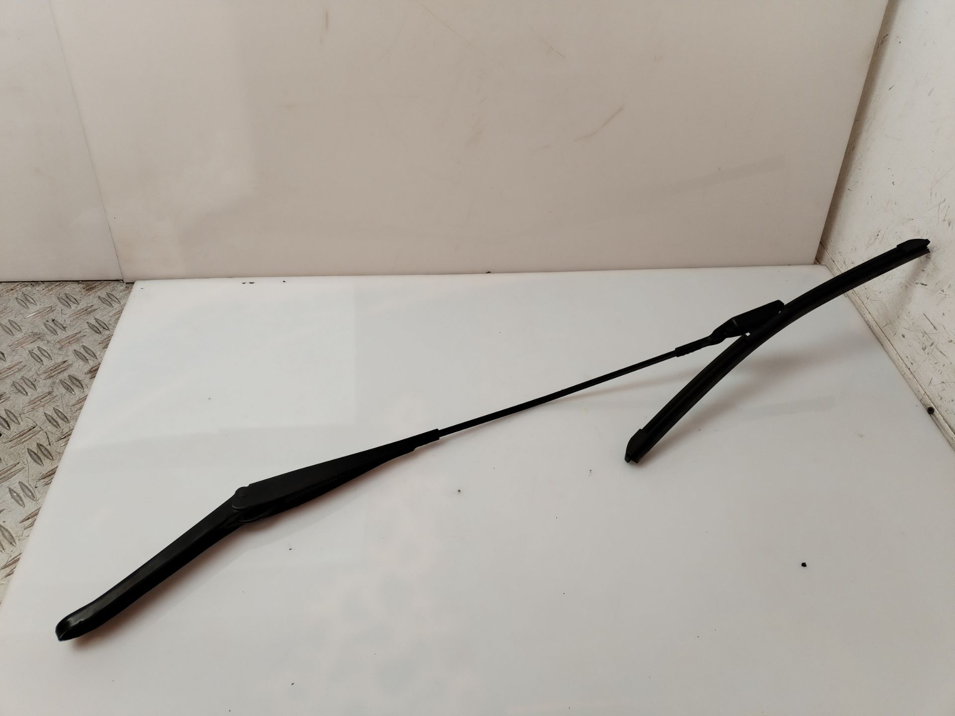 BRAZO LIMPIA DELANTERO DERECHO 135872