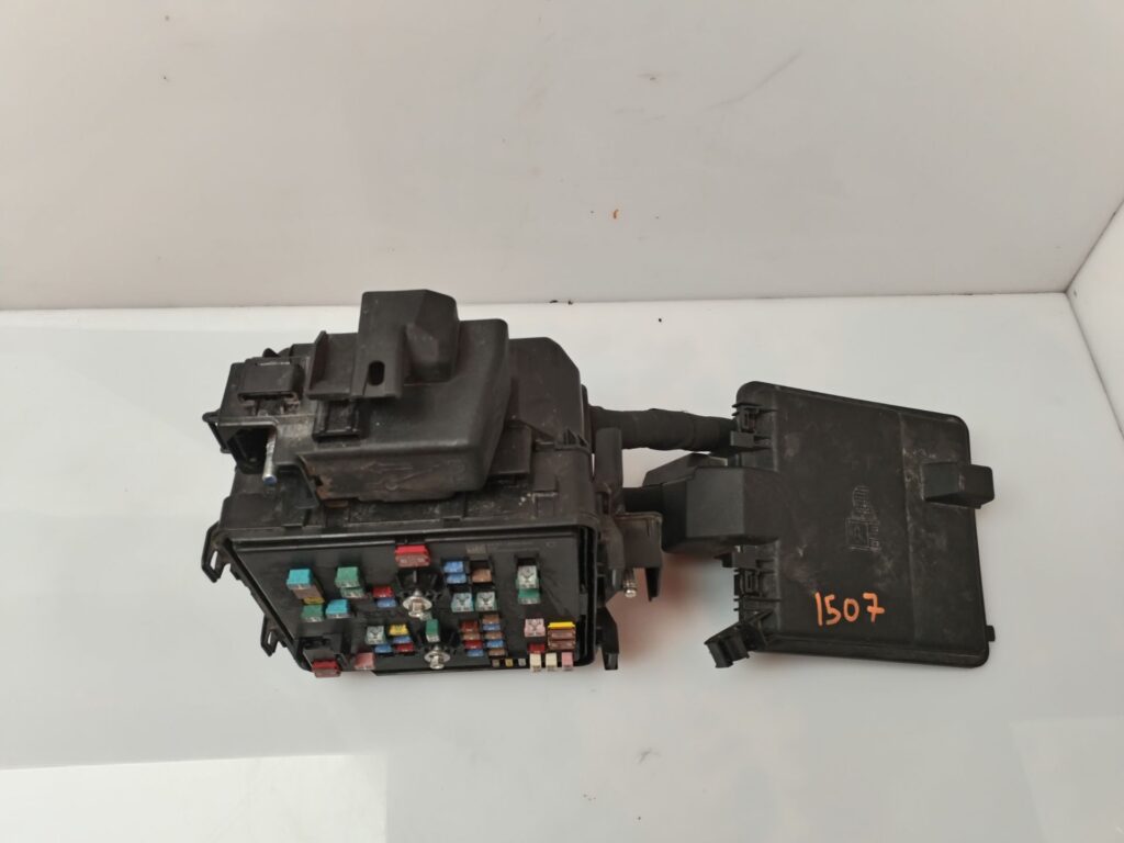 CAJA RELES / FUSIBLES 136280