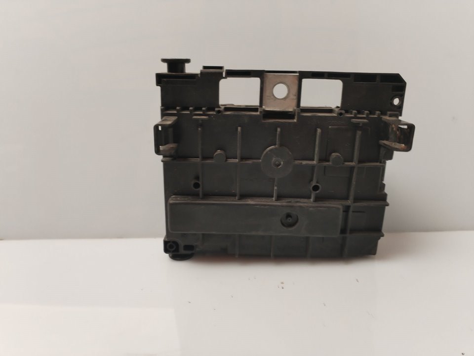 CAJA RELES / FUSIBLES 136371