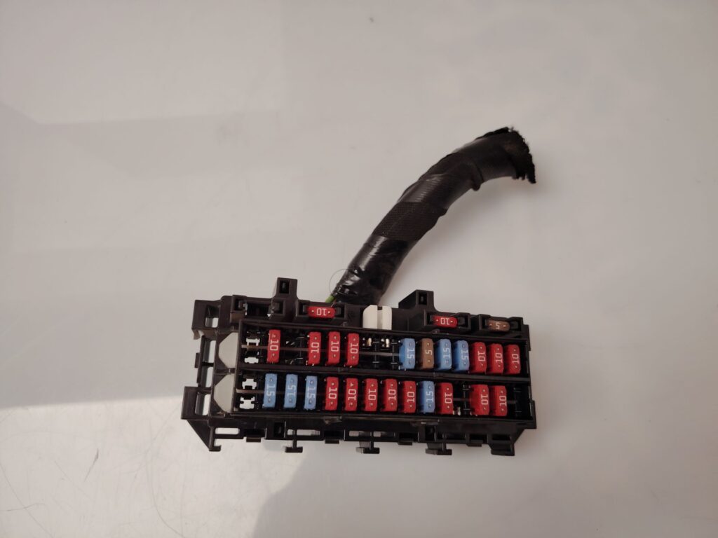 CAJA RELES / FUSIBLES 136448