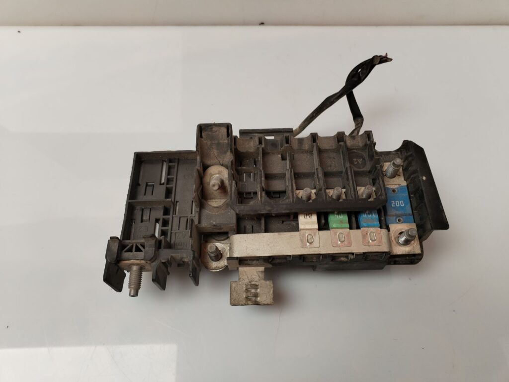 CAJA RELES / FUSIBLES 135987