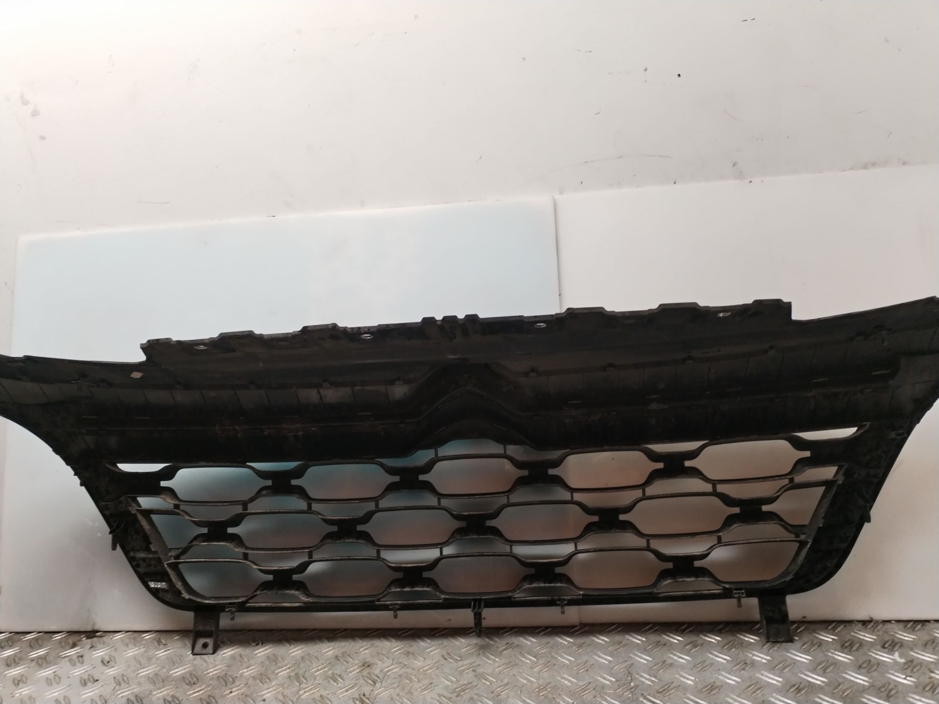 REJILLA DELANTERA 136216