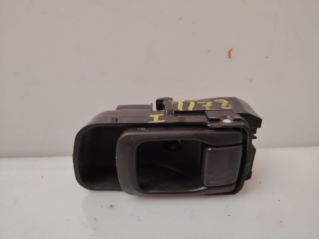 MANETA INTERIOR DELANTERA IZQUIERDA 136437