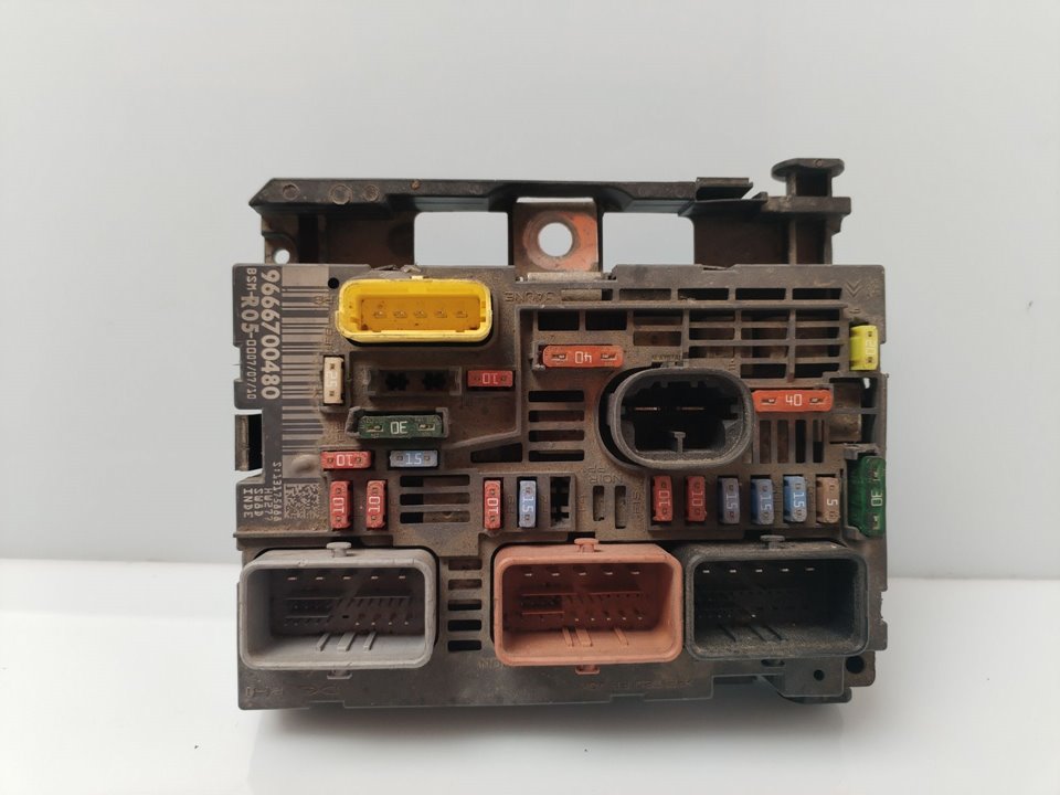 CAJA RELES / FUSIBLES 136371