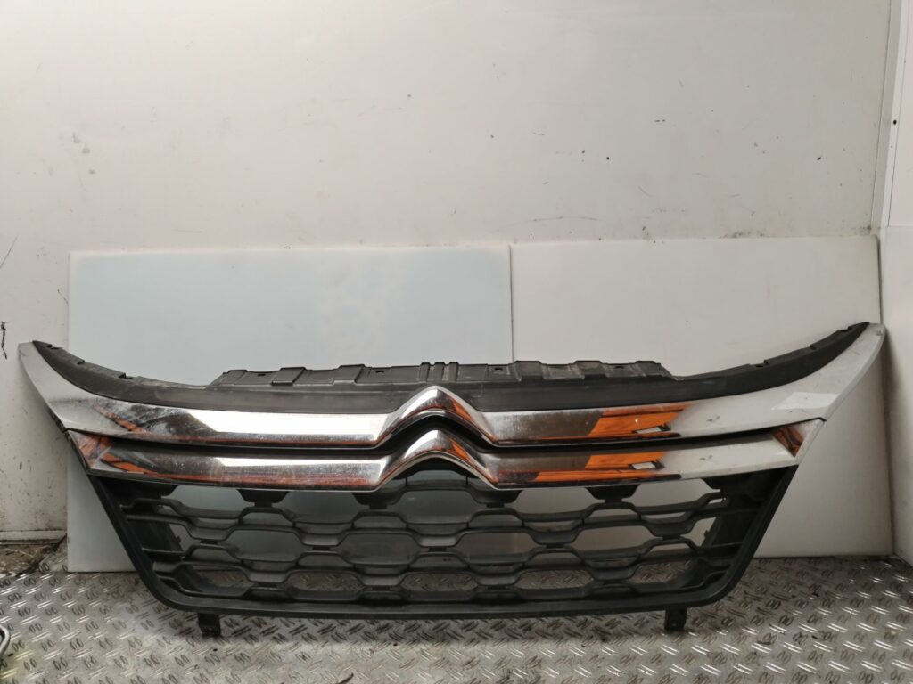 REJILLA DELANTERA 136216