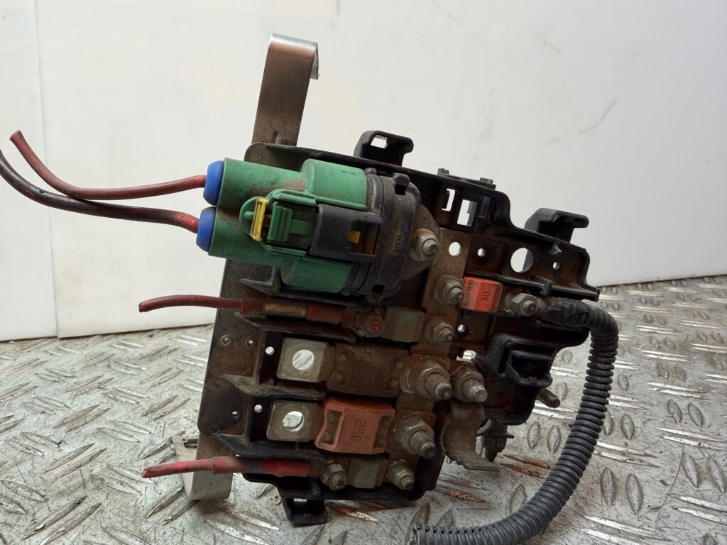 CAJA RELES / FUSIBLES 135937