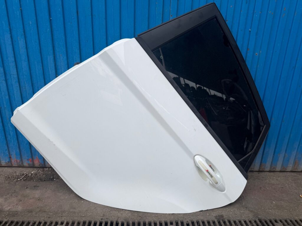 PUERTA TRASERA IZQUIERDA 135925