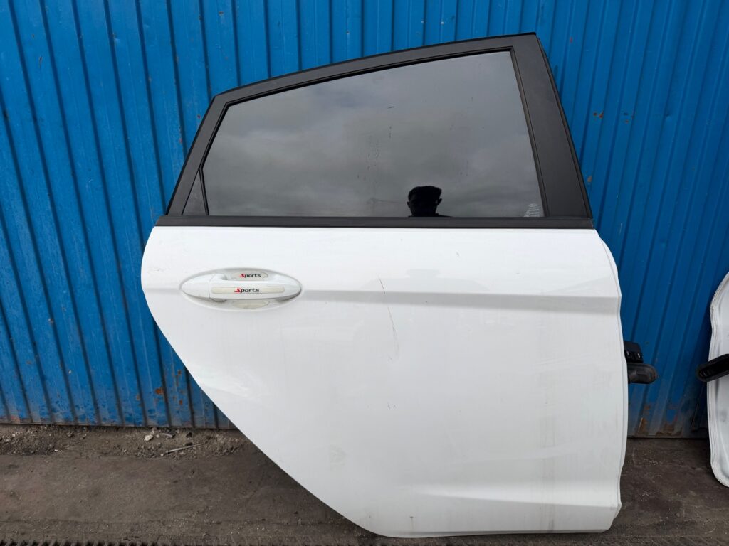 PUERTA TRASERA DERECHA 135924