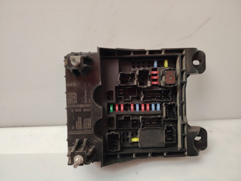 CAJA RELES / FUSIBLES 136434