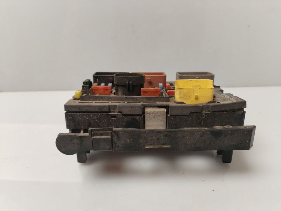 CAJA RELES / FUSIBLES 136371