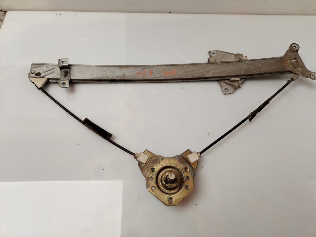 ELEVALUNAS DELANTERO DERECHO 135893