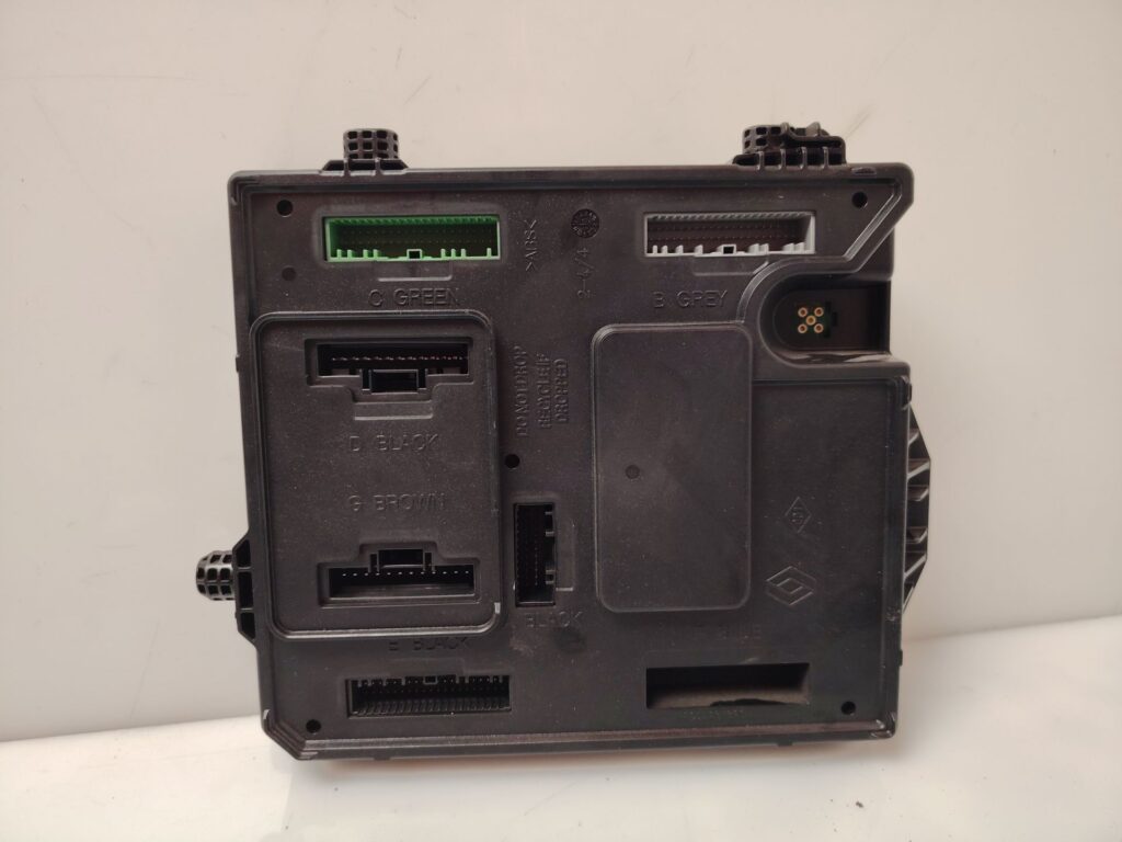 CAJA RELES / FUSIBLES 136453