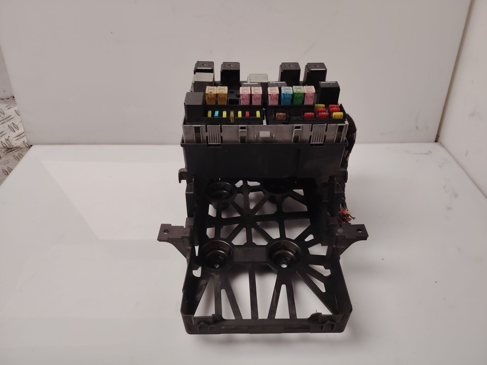 CAJA RELES / FUSIBLES 136571