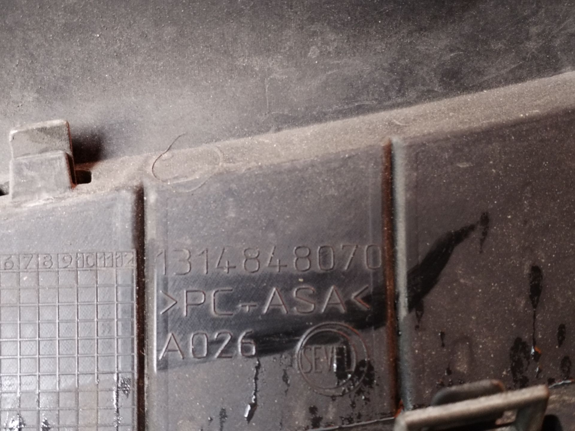 REJILLA DELANTERA 136216