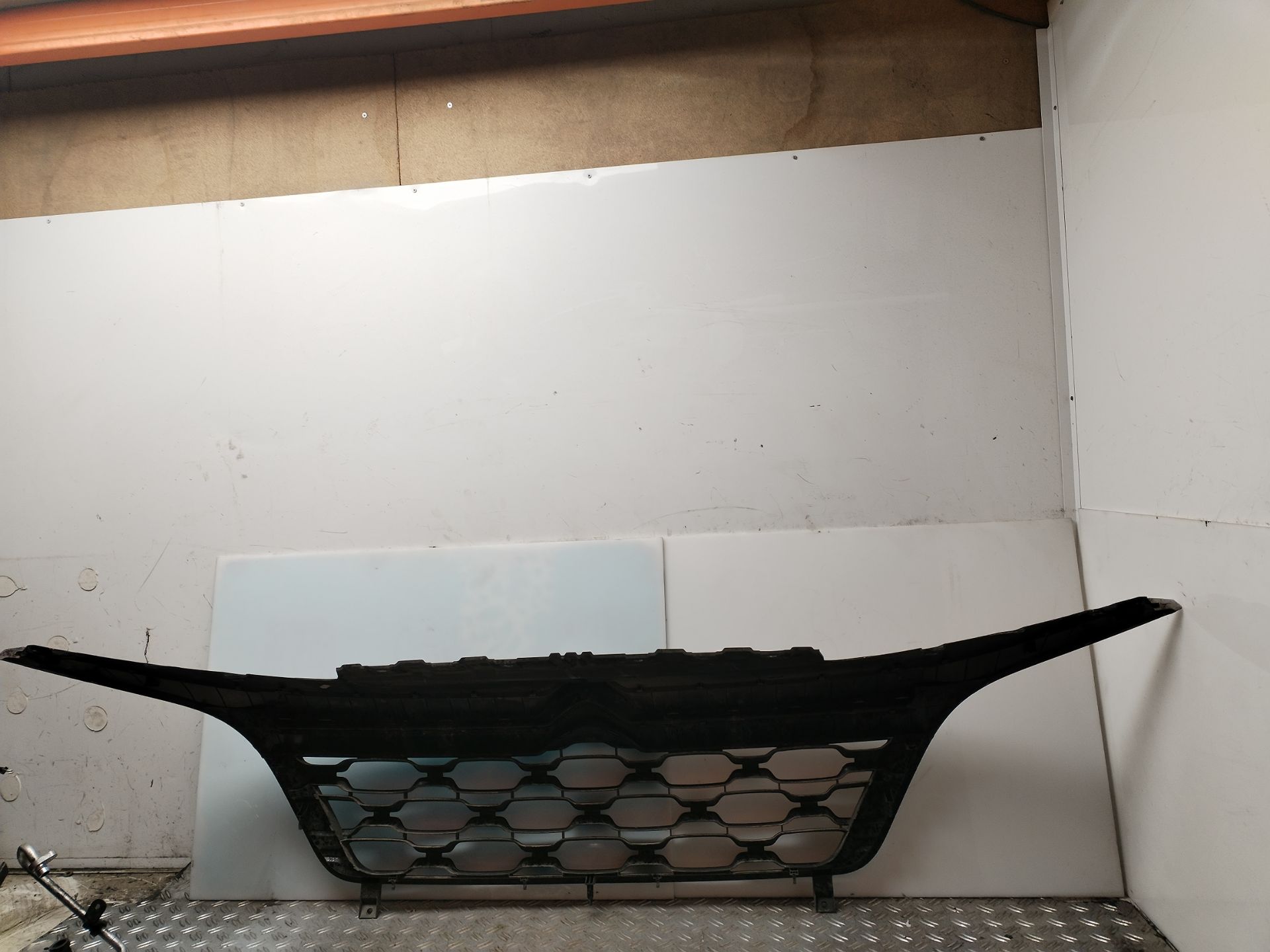 REJILLA DELANTERA 136216