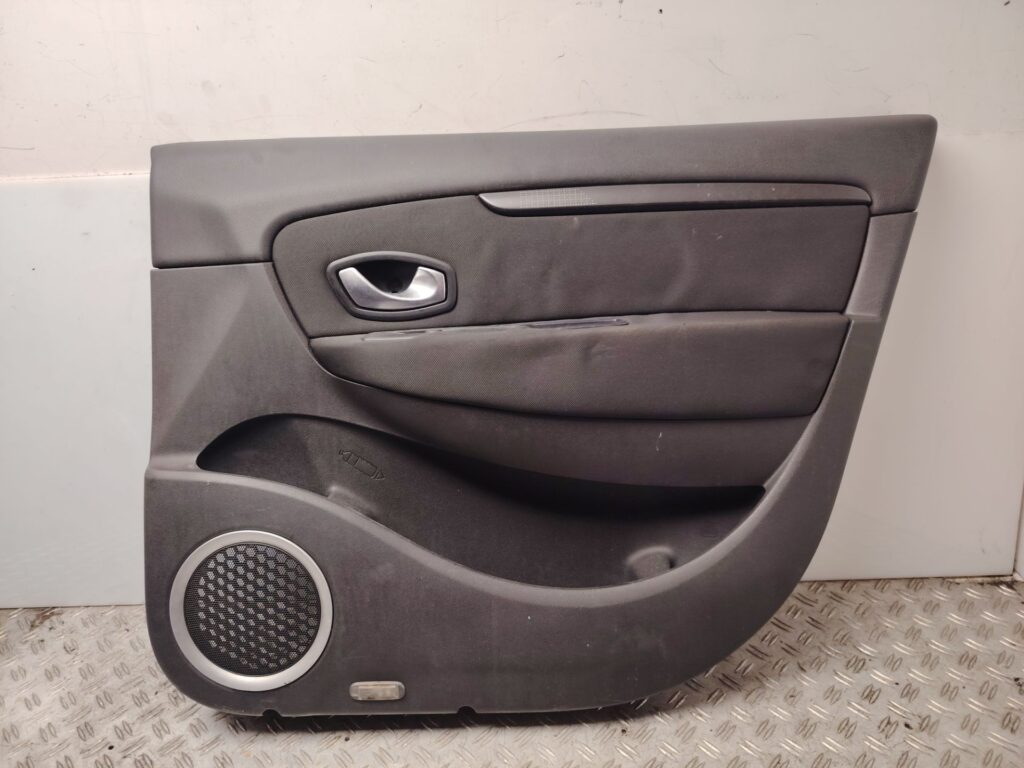 GUARNECIDO PUERTA DELANTERA DERECHA 136673